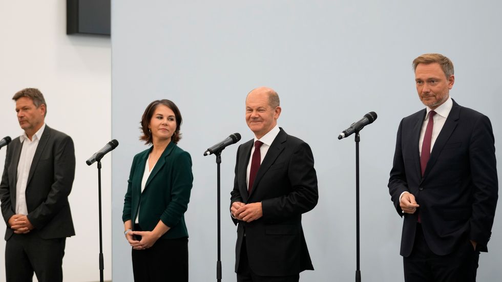 De grönas språkrör Robert Habeck och Annalena Baerbock (till vänster), Socialdemokraternas kanslerkandidat Olaf Scholz (mitten) och liberala FDP:s ledare Christian Lindner (till höger) efter fredagens samtal i Berlin.