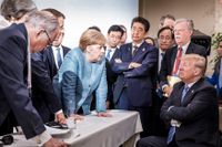 Tysklands regeringschef Angela Merkel i samtal med USA:s president Donald Trump under G7-mötet i Kanada.