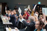 Knut Arild Hareide röstar på KRF:s extrainsatta landsmöte på Gardemoen.