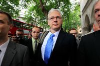Julian Assange anländer till rätten. Inför rättegången har han skaffat sig en ny advokat, Gareth Peirce, som ska ge honom en ny framtoning.