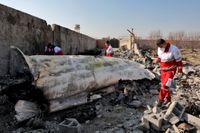 Iranska räddningsarbetare vid den sönderdelade flygplanskroppen. 176 personer dödades när iranskt luftvärn sköt ned flygplanet den 8 januari.