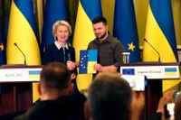 EU-kommissionens ordförande Ursula von der Leyen och Ukrainas president Volodomyr Zelenskyj. Von der Leyen överräcker ett frågeformulär som ska påbörja Ukrainas process att ansöka om EU-medlemskap.