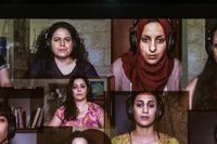 ”De skyddssökande” av Aischylos spelas på Kulturhuset Stadsteatern i samarbete med Al Harah-teatern i Palestina, vars kvinnliga skådespelare medverkar via film.