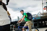 Grön våg för cyklister, nya webbtjänster för reseplanering och tillåtet för cyklister att köra mot enkelriktat på vissa sträckor. Det är några av de grepp som Stockholms stad vill satsa på. Martin Månsson i grön tröja, gillar flera av förslagen.