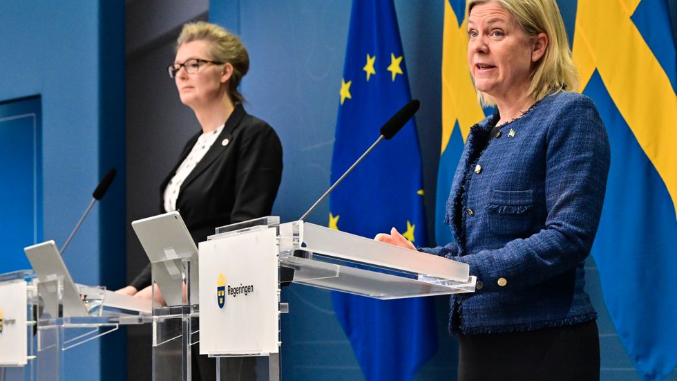 Skolminister Lina Axelsson Kihlblom och statsminister Magdalena Andersson höll i morse presskonferens om ersättningen till friskolor . 