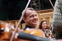 Den ukrainske violinisten Marko Komonko repeterar "Aida" på Kungliga Operan i Stockholm där han nu arbetar.