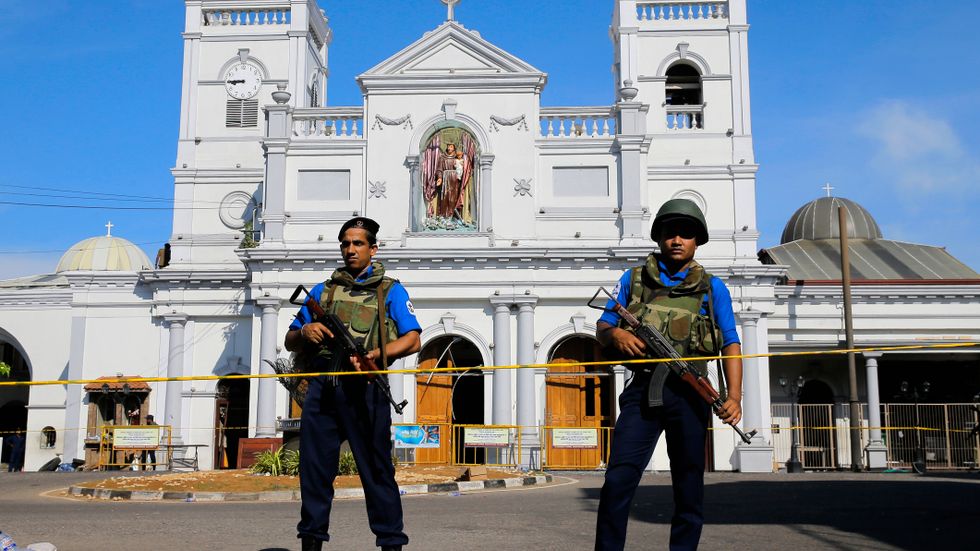  Militär framför Saint Anthonykyrkan i Sri Lankas huvudstad Colombo dagen efter attacken.