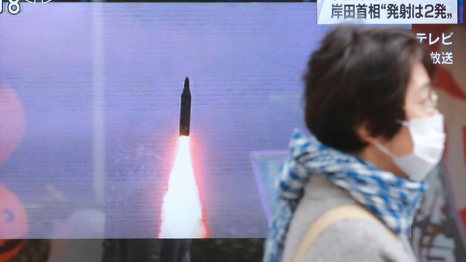 Tv-rapportering i Japan om Nordkoreas robottester. Roboten på bilden är dock inte den senast testade.
