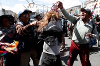 Morales har fortfarande många trogna anhängare i Bolivia. Här protesterar människor som stödjer honom genom att släpa en docka av interimspresidenten. 