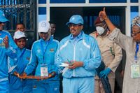 Somalias president Mohamed Abdullahi Mohamed, i mitten, under nyinvigningen av Mogadishus stadion, som likt nationalteatern också nyligen byggt om, i tisdags.