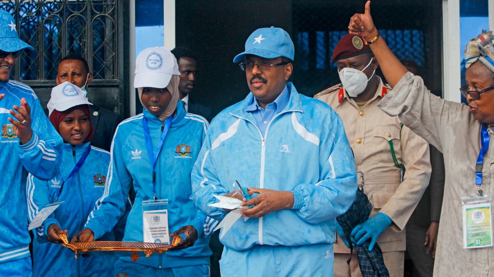 Somalias president Mohamed Abdullahi Mohamed, i mitten, under nyinvigningen av Mogadishus stadion, som likt nationalteatern också nyligen byggt om, i tisdags.