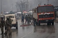 Ett räddningsarbete efter bilbombsattacken i Pampore utanför Srinagar.