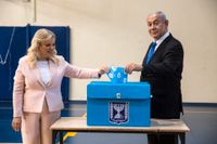 Israels premiärminister Benjamin Netanyahu röstar tillsammans med sin hustru Sarah i en vallokal i Jerusalem-