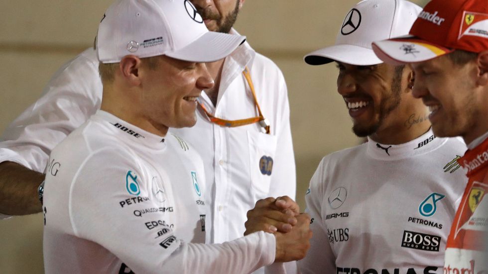 Rutinerade Lewis Hamilton (höger) var den förste att gratulera sin stallkamrat Valtteri Bottas efter den sistnämndes första pole position.
