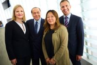 Svenska M-ledamöterna i EU-parlamentet Arba Kokalari, Jessica Polfjärd och Tomas Tobé tillsammans med italienske kollegan Silvio Berlusconi.