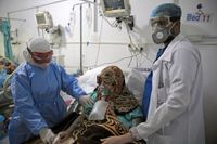 Vårdpersonal tar hand om en covidpatient i Sanaa i Jemen.