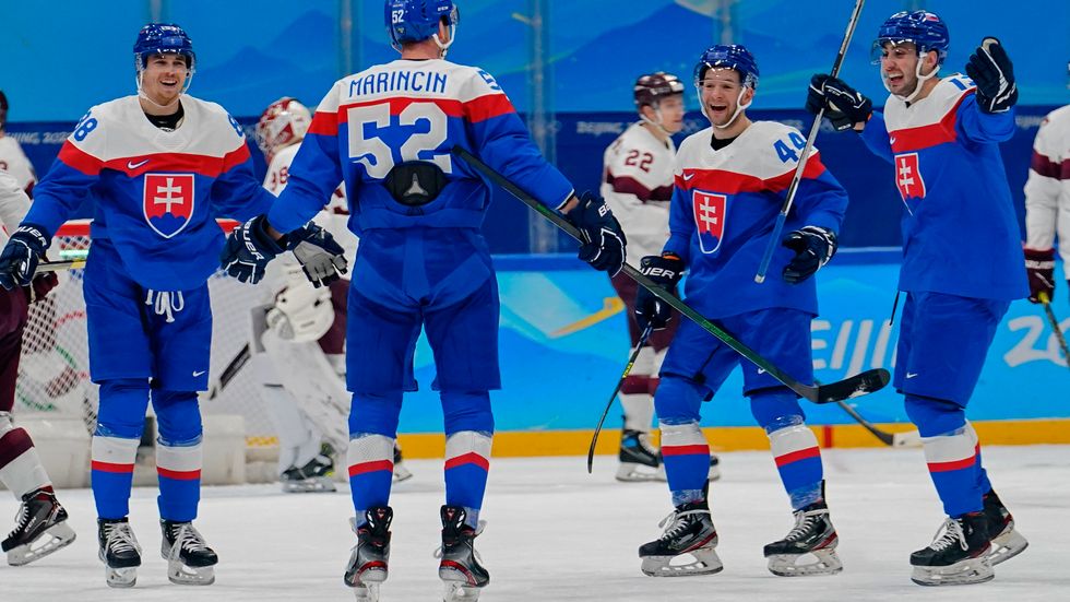 Slovakiens 5–2-seger mot Lettland säkrade tredje platsen i gruppen. Tre Kronor och Finland gör upp om gruppsegern senare på söndagen.