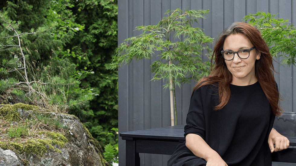 Hanna Nova Beatrice, chefredaktör för inredningsmagasinet Residence, trivs utmärkt i sitt sjuttiotalshus i Stuvsta.