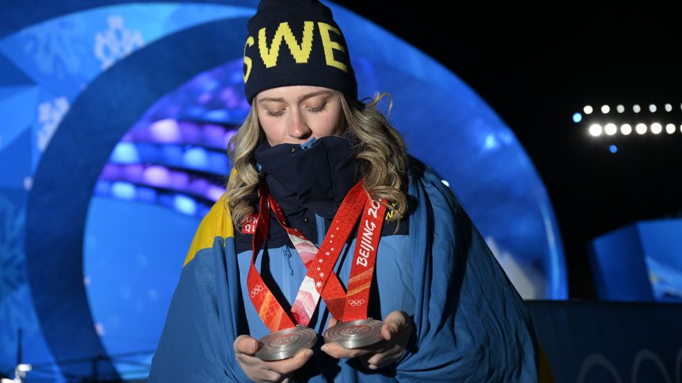 Elvira Öberg med sina två silvermedaljer i skidskytte. Hon tar gärna emot fler.