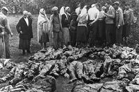 Massakern i Katyn  avslöjades när kropparna grävdes upp 1943.