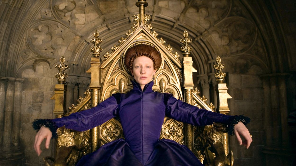 Drottning Elizabeth I (här spelad av Cate Blanchett) förbjöd alla förutom nära släktingar att bära purpur. 