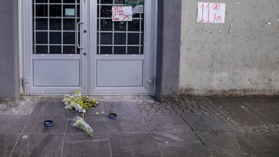 Maj 2021: En butiksägare har mördats i Göteborgsförorten Hjällbo. 