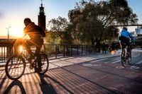 Cyklister med Stockholms stadshus i bakgrunden.