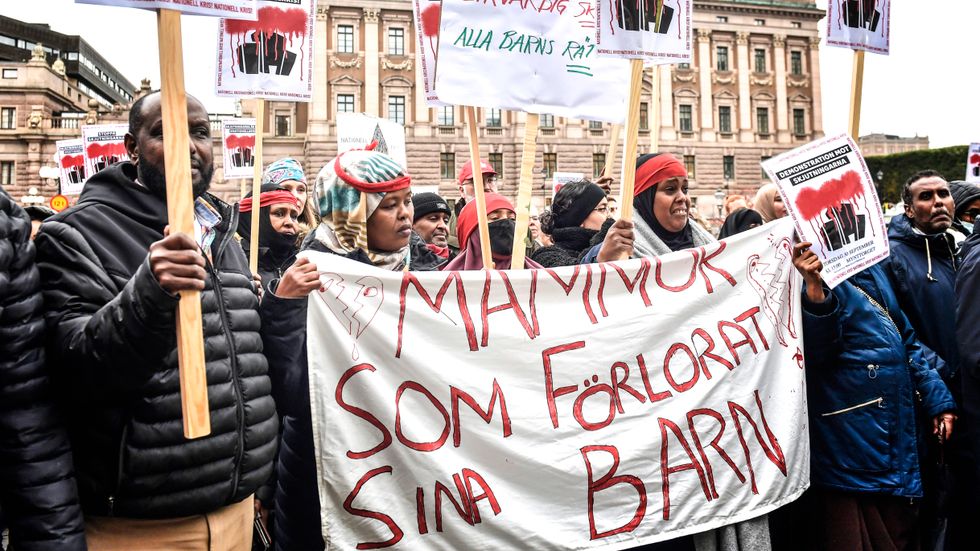 Mammor från Järvaområdet i norra Stockholm manifesterade mot gängskjutningar förra hösten. Just sådana initiativ behövs, tycker Yavuz Baydar.