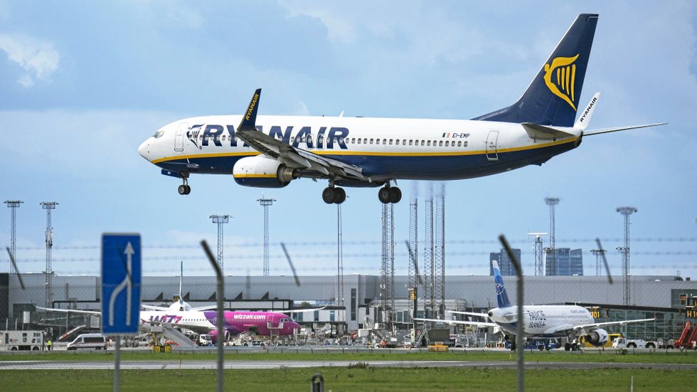 En Boeing 737-800 tillhörande Ryanair på väg in för landning på Kastrups flygplats utanför Köpenhamn.