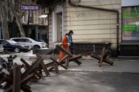 Odessas gator är barrikaderade med stridsvagnshinder och taggtråd.