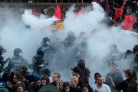 Polisen använde sig under kvällen av både vattenkanoner och tårgas för att skingra demonstranterna i Hamburg.