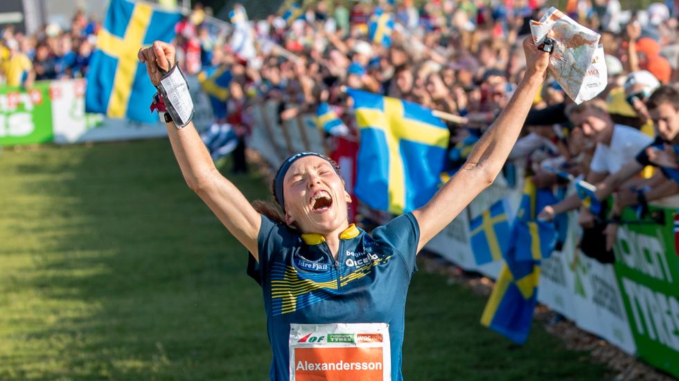 Tove Alexandersson jublar efter guldet på långdistansen i orienterings-VM.
