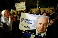 Anhängare till Israels premiärminister Benjamin Netanyahu samlas utanför hans bostad efter beskedet att Netanyahu åtalas