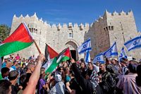 Palestinier och Israeler marscherar vid damaskusporten på Jerusalemdagen.