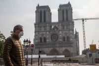 Det är ett år sedan Notre Dame-katedralen brann (15 april). Restaureringen har tillfälligt avbrutits på grund av corona. 