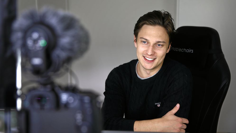 Emil Hansius framför kameran i sin studio. Foto: Peter Holgersson.