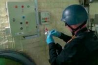 En expert tar prover vid en syrisk nervgasfabrik.