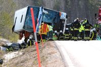 Olycksbussen lyfts ur diket. Olyckan skedde cirka 20 kilometer söder om Sveg på väg E45, i höjd med Siksjön.