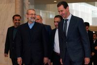 Dt iranska parlamentets talman Ali Larijani (till vänster) under ett besök i Syriens huvudstad Damaskus på söndagen där han träffade president Bashar al-Assad.