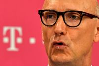 Deutsche Telekoms vd Timotheus Hoettges höjer prognosen. Arkivbild