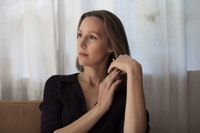 Linnea Axelsson är född 1980 i Porjus, Norrbotten. Hon debuterade 2010 med romanen ”Tvillingsmycket” och tilldelades Augustpriset för ”Ædnan” (2018). 
