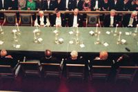 Så här såg Svenska Akademiens högtidssammankomst ut när Horace Engdahl och Per Wästberg tog sina stolar i besittning 1997 i Börshuset i Gamla stan i Stockholm.