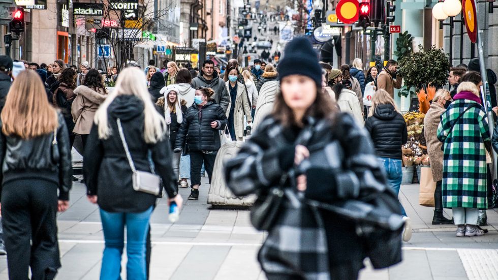 Sverige har på sistone haft högst antal nya fall per capita i Västeuropa. Bilden: Drottninggatan i Stockholm i lördags.