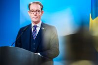 Utrikesminister Tobias Billström (M) säger att Sverige ska följa Danmark och Norges exempel vad gäller kärnvapen.