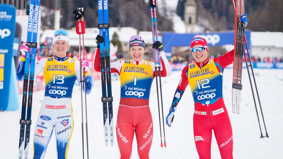 Skidstjärnan Maja Dahlqvist (längst till vänster) slutade tvåa i sprinten.