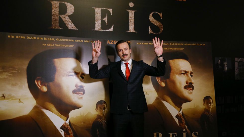  Skådespelaren Reha Beyoglu spelar den turkiske presidenten Erdoğan i filmen ”Reis”. På lördag visas spelfilmen om den turkiske presidenten på Filmhuset i Stockholm.