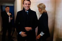 Den oberoende kandidaten Emmanuel Macron och hans fru Brigitte anländer till tv-debatten.