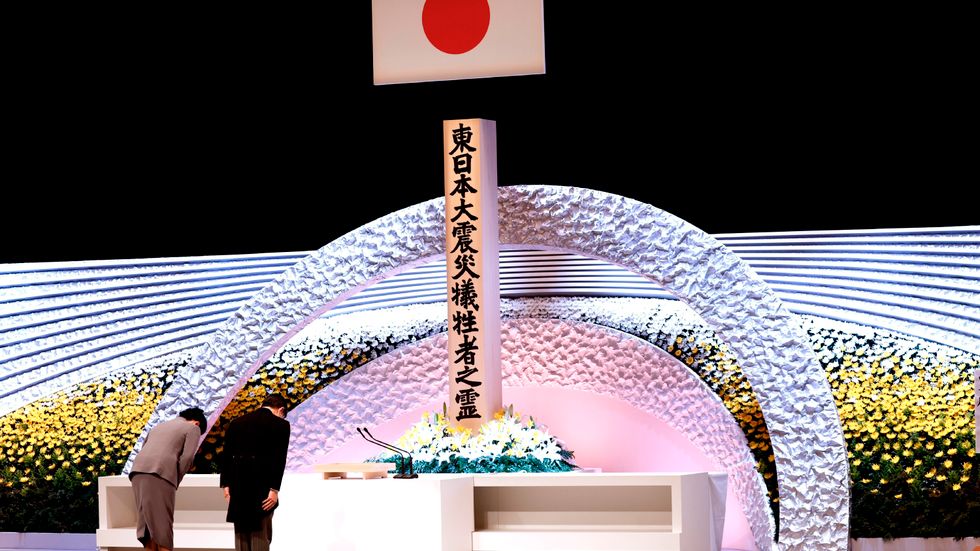 Japans kejsare Naruhito och kejsarinna Masako vid en ceremoni för att minnas offren för katastrofen den 11 mars 2011. Arkivbild.