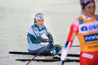 Sveriges Ebba Andersson gick i mål på en fjärdeplats i damernas 10 km jaktstart i Östersund. I förgrunden söndagens segrare Therese Johaug.