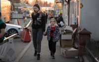 Olga och hennes dotter Karina har precis flytt från  hemmet i Tjernihiv. Nu väntar en lång resa med buss till deras nya hem i Tyskland.
